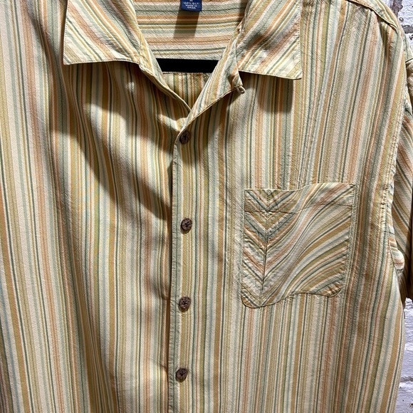 Tommy Bahama silk short sleeved shirt size Medium. 70’s inspired. - Picture 4 of 6